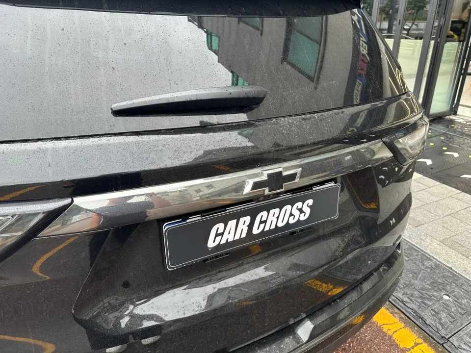 Chevrolet Traverseのカーラッピング事例:クロームパーツをブラック化 施工写真 3-1