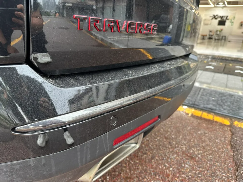 Chevrolet Traverseのカーラッピング事例:クロームパーツをブラック化 施工写真 1-2