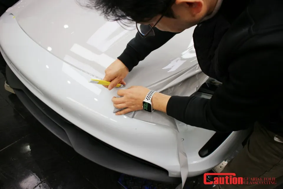 ポルシェ タイカン カーラッピング事例：ストーングレーの魅力 施工写真 2-2