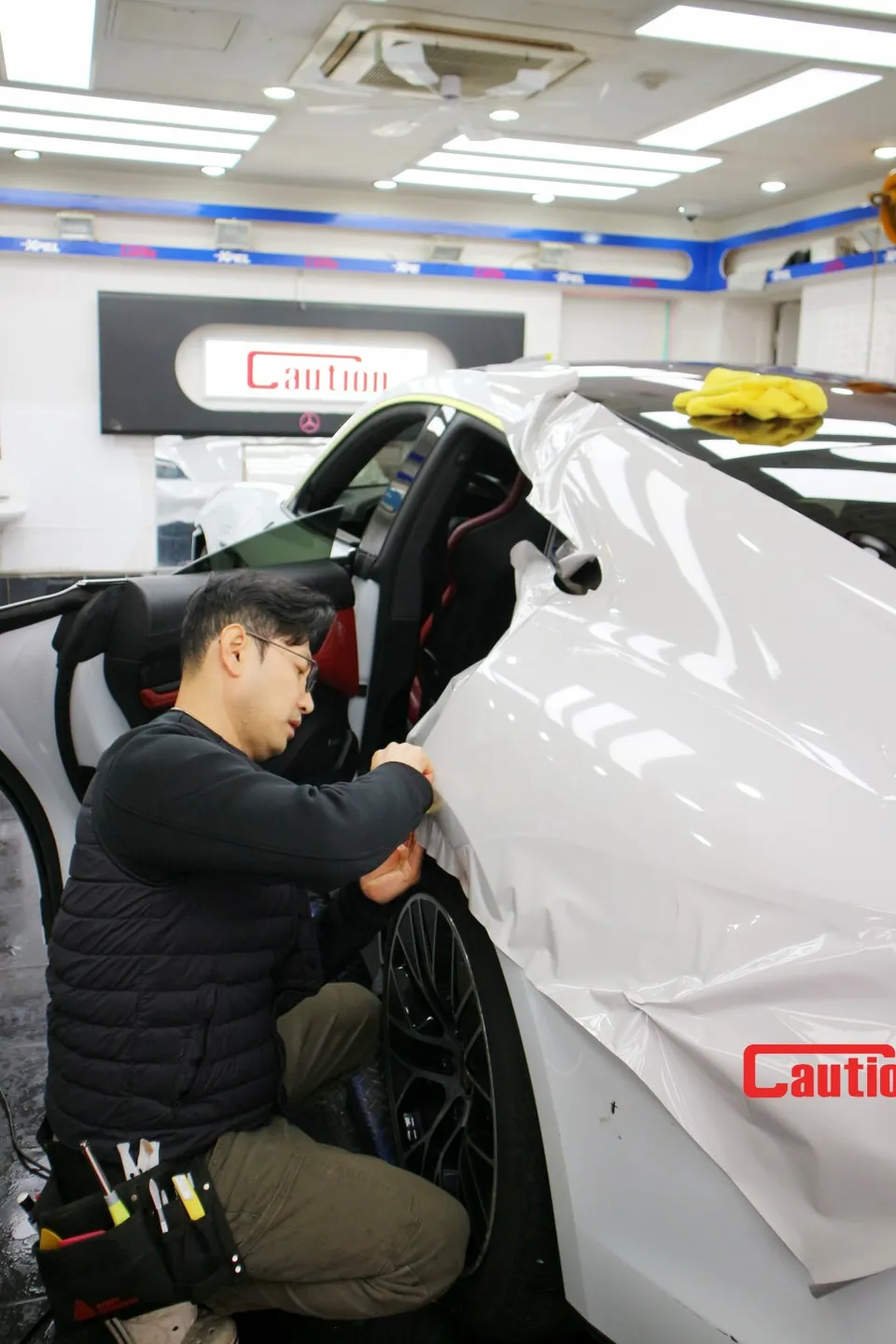 ポルシェ タイカン カーラッピング事例：ストーングレーの魅力 施工写真 2-3