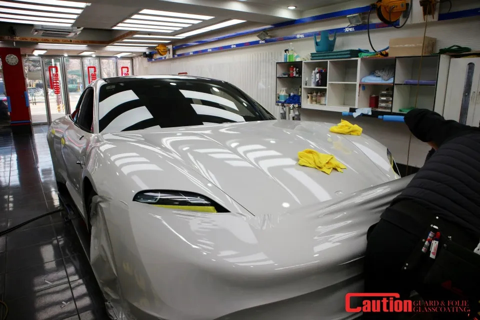 ポルシェ タイカン カーラッピング事例：ストーングレーの魅力 施工写真 3-3