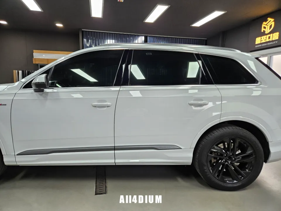 Audi Q7のカーラッピング事例|クロームメッキのブラックアウト化 施工写真 3-1
