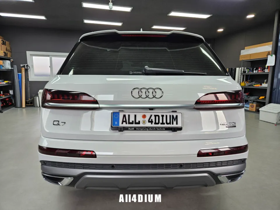 Audi Q7のカーラッピング事例|クロームメッキのブラックアウト化 施工写真 1-2