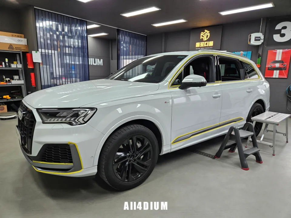 Audi Q7のカーラッピング事例|クロームメッキのブラックアウト化 施工写真 2-3