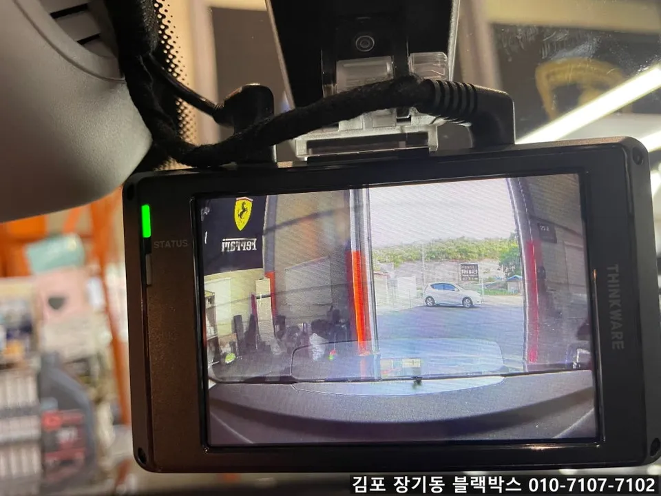 Mercedes-Benz E-Classのドライブレコーダー取付事例 施工写真 2-1