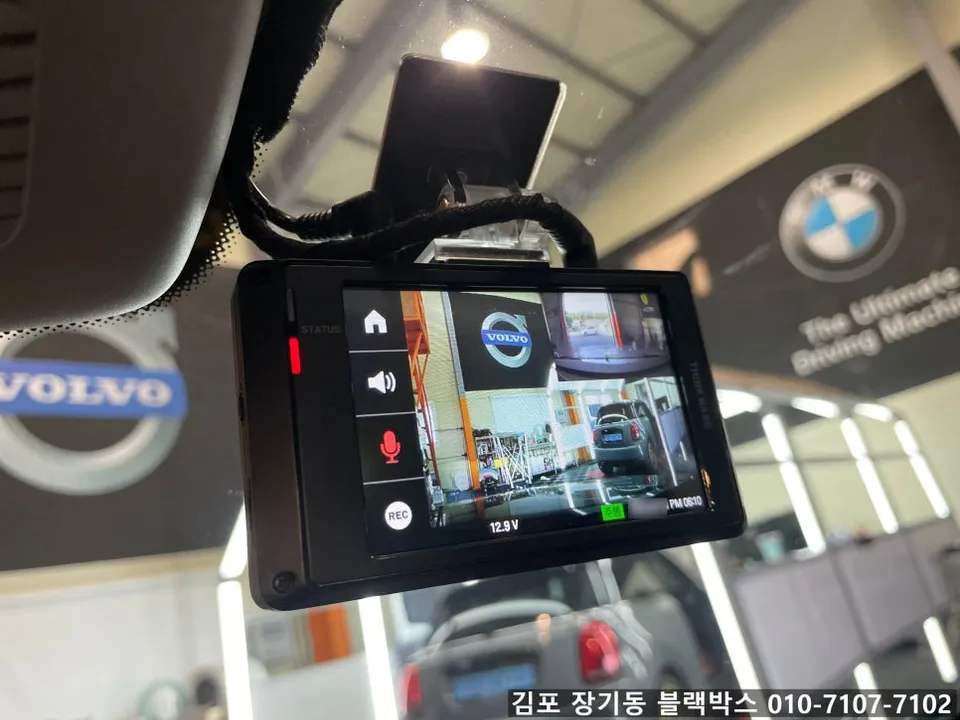 Mercedes-Benz E-Classのドライブレコーダー取付事例 施工写真 3-1
