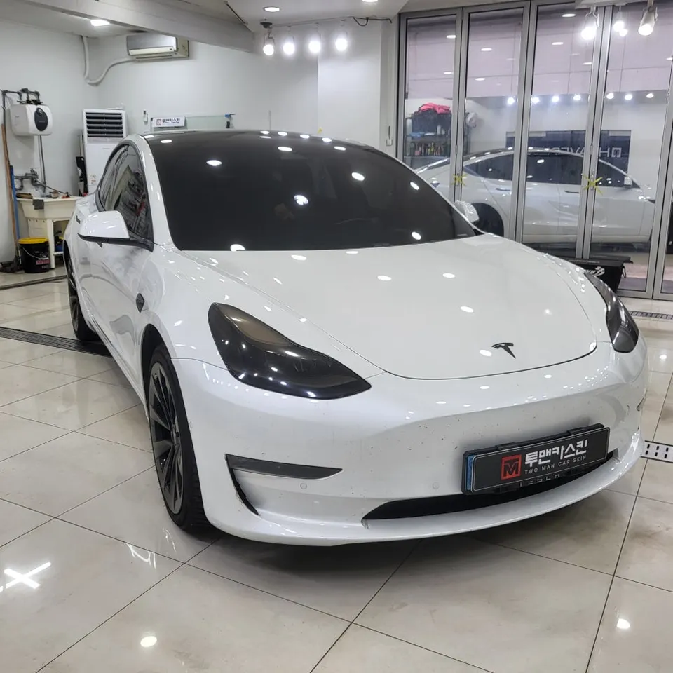 Tesla Model 3のカーラッピング事例:ポルシェGTシルバーの高級感 施工写真 1-1