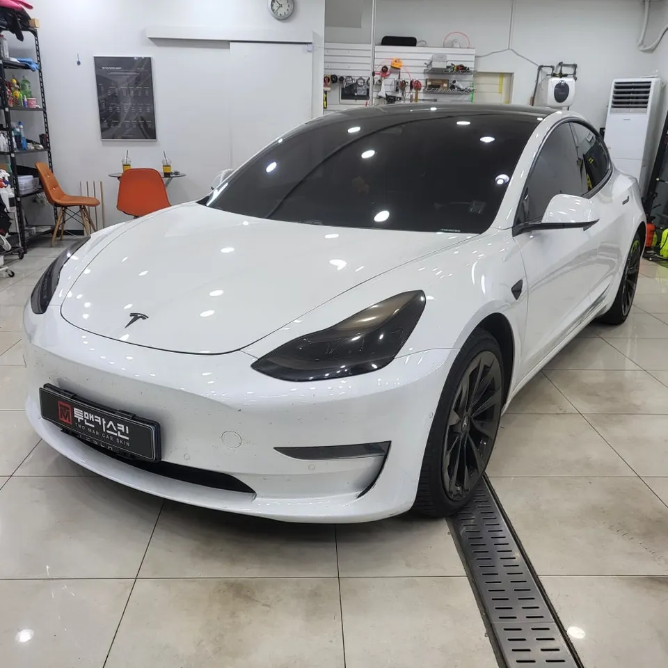 Tesla Model 3のカーラッピング事例:ポルシェGTシルバーの高級感 施工写真 2-1