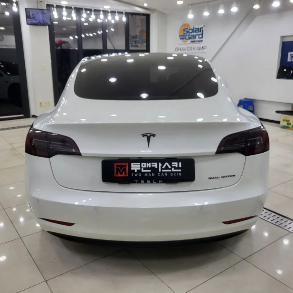 Tesla Model 3のカーラッピング事例:ポルシェGTシルバーの高級感 施工写真 3-1