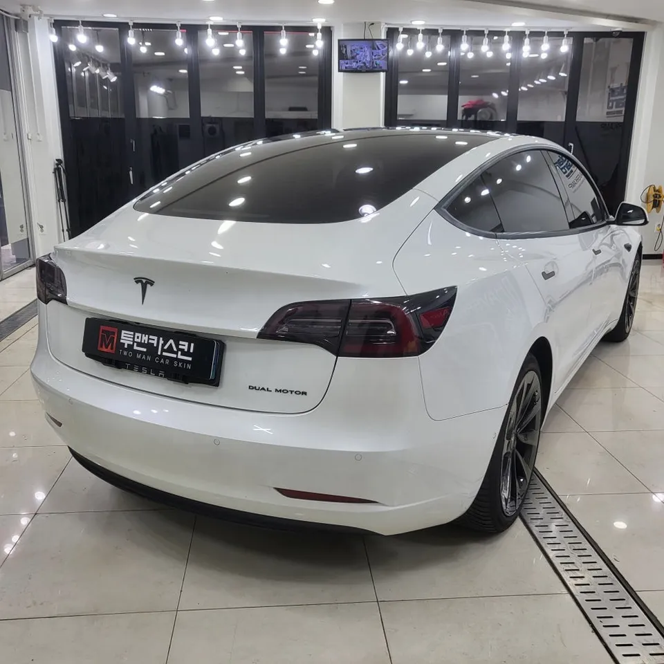 Tesla Model 3のカーラッピング事例:ポルシェGTシルバーの高級感 施工写真 1-2