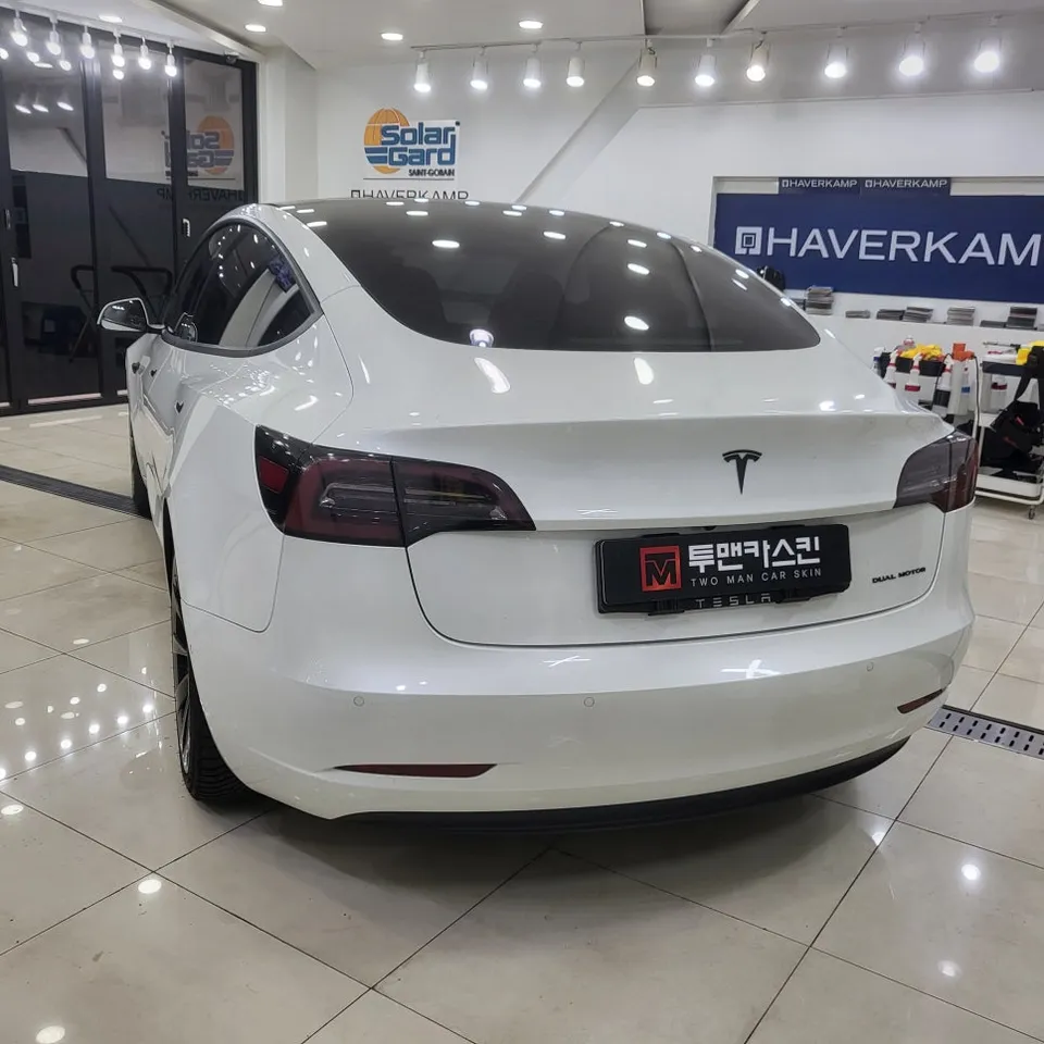Tesla Model 3のカーラッピング事例:ポルシェGTシルバーの高級感 施工写真 2-2