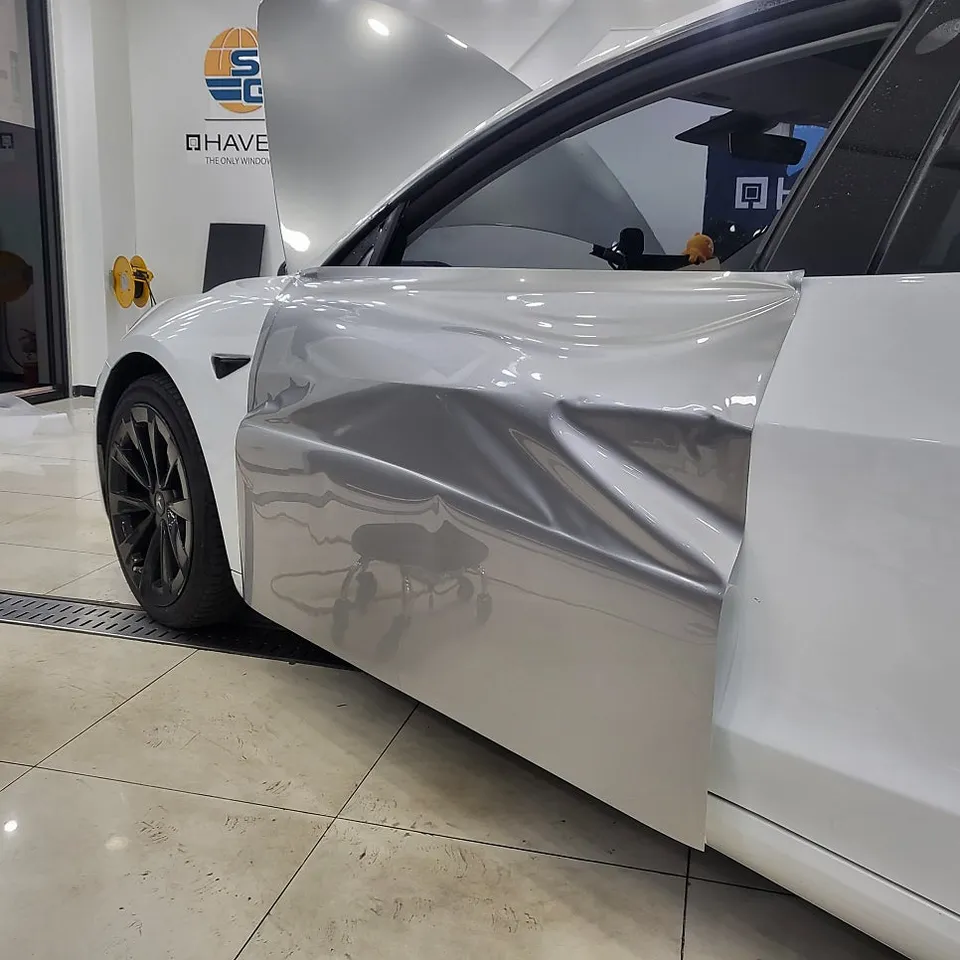 Tesla Model 3のカーラッピング事例:ポルシェGTシルバーの高級感 施工写真 2-3