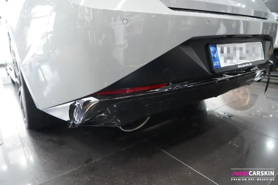 Hyundai Elantraのカーフィルム施工事例 施工写真 3
