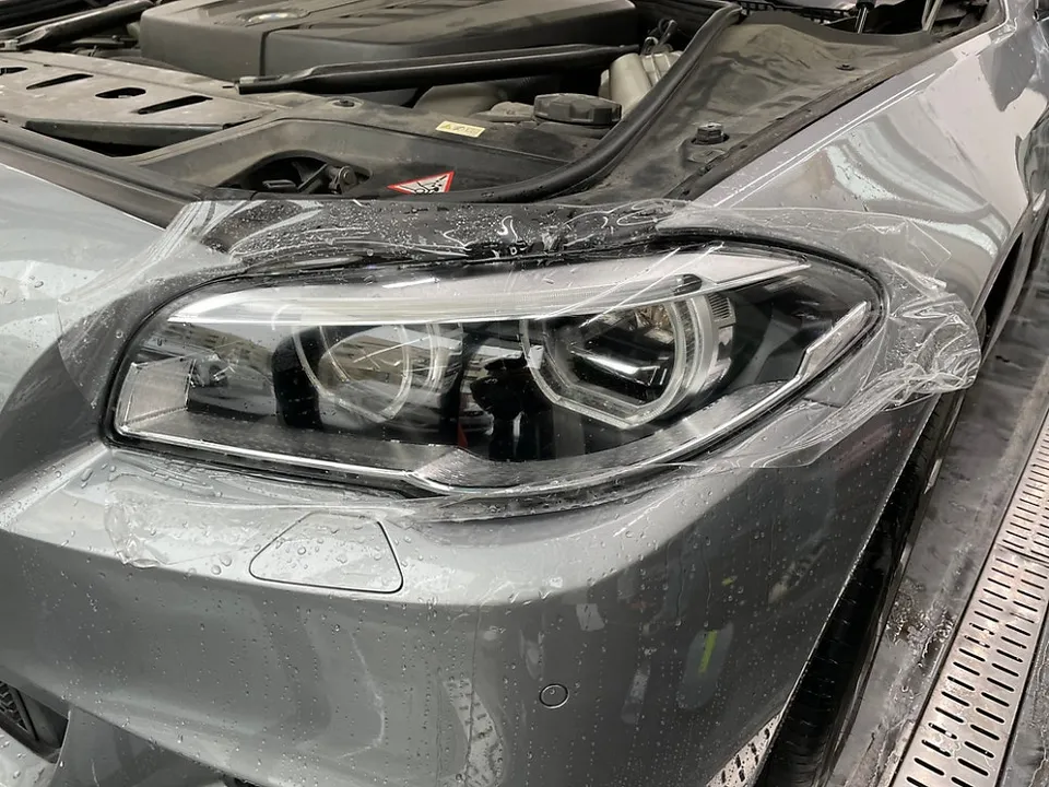 BMW 5 SeriesのPPF施工事例:費用目安と仕上がり 施工写真 1-3