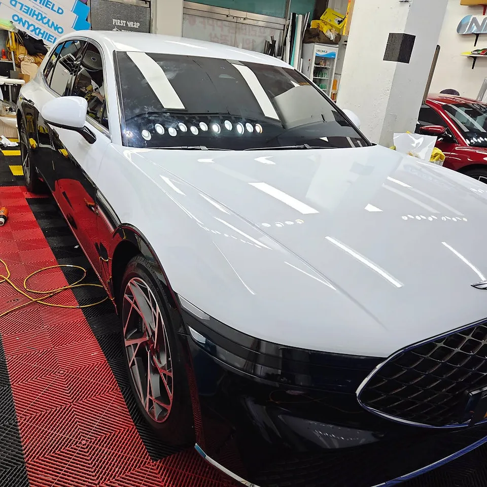 Genesis G90のカーラッピング事例|デュオトーンで高級感をプラス 施工写真 1-2