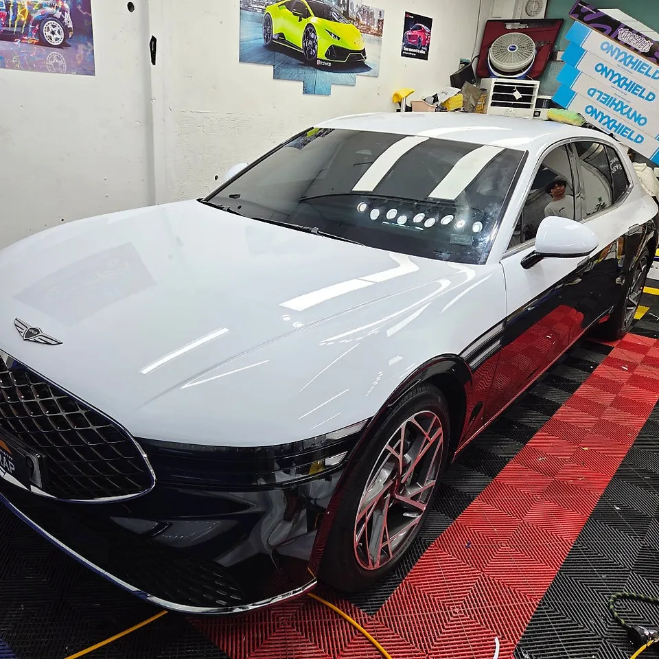 Genesis G90のカーラッピング事例|デュオトーンで高級感をプラス 施工写真 2-2