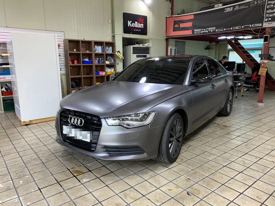 Audi A6のカーラッピング事例|サテングレーで高級感アップ 施工写真 1-2
