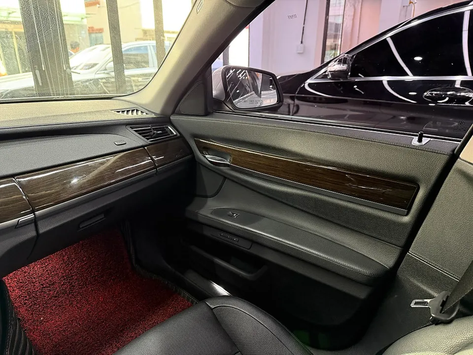 BMW 7 Seriesのカーラッピング事例|費用目安・仕上がり 施工写真 2-1