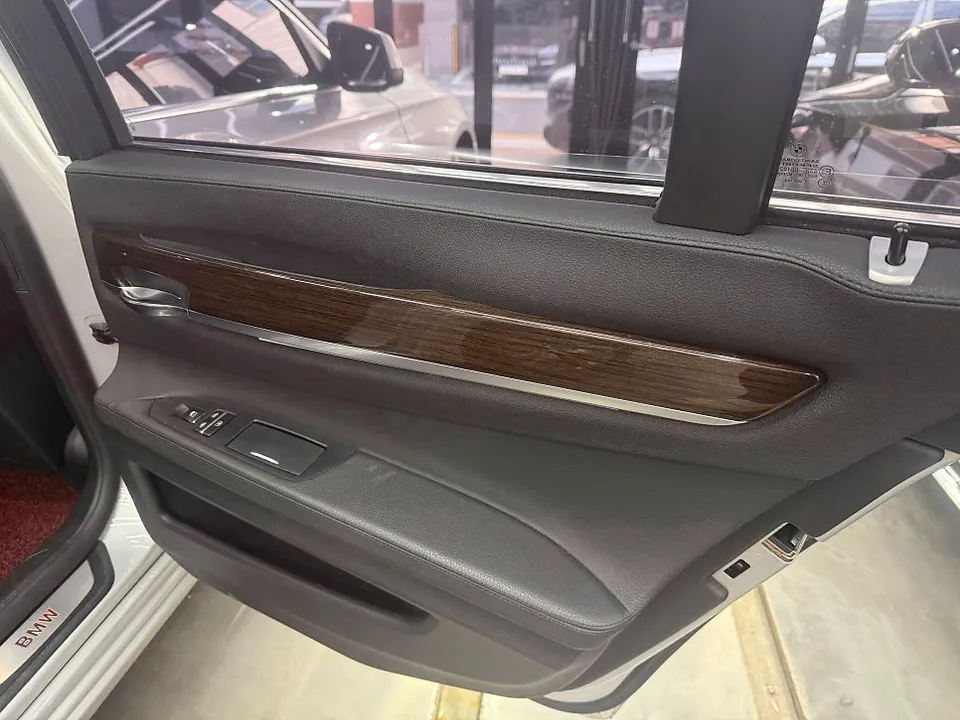 BMW 7 Seriesのカーラッピング事例|費用目安・仕上がり 施工写真 3-1