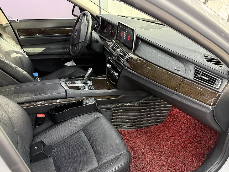 BMW 7 Seriesのカーラッピング事例|費用目安・仕上がり 施工写真 2-2