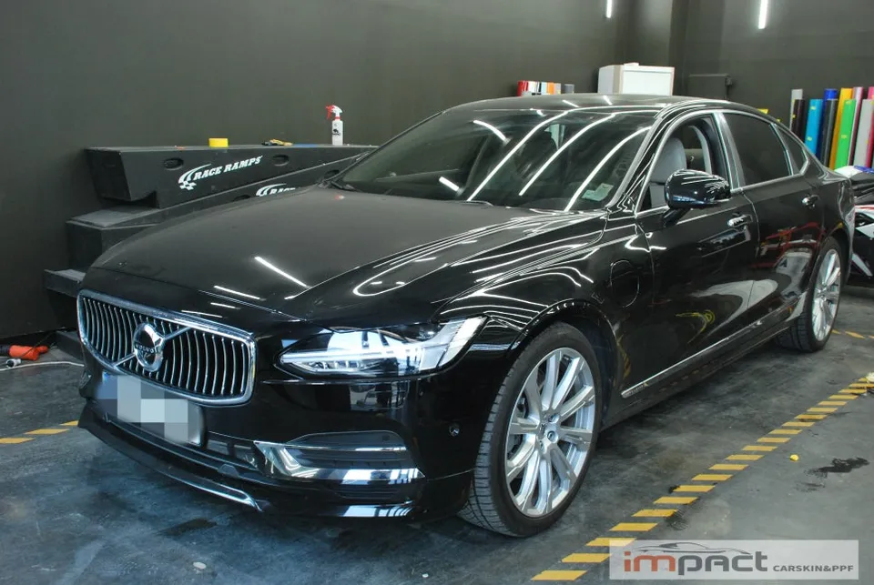 Volvo S90のカーラッピング事例:クローム除去で印象激変 施工写真 2-1