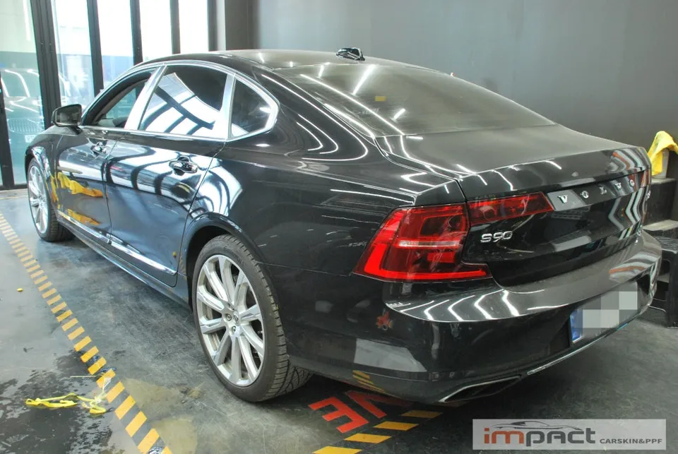 Volvo S90のカーラッピング事例:クローム除去で印象激変 施工写真 1-2