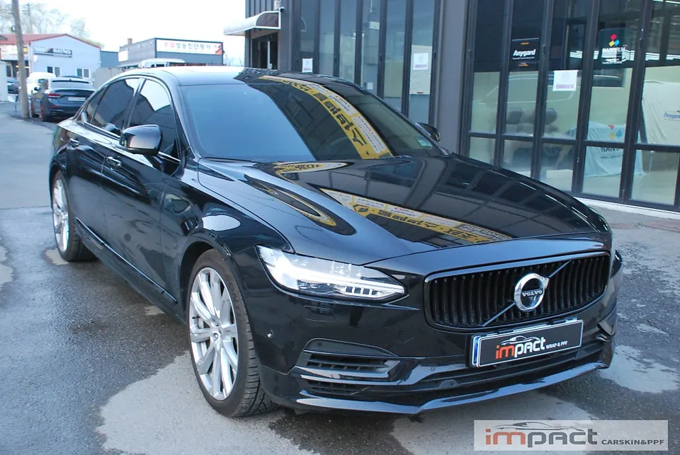 Volvo S90のカーラッピング事例:クローム除去で印象激変 施工写真 2-3