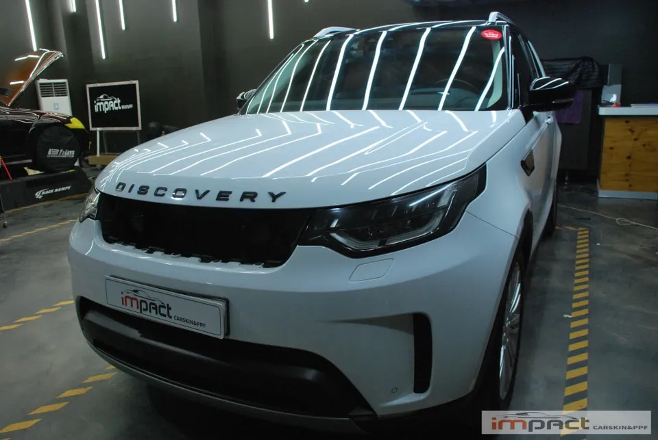 Land Rover Discovery 5のカーラッピング事例｜ブラックパック 施工写真 3-1