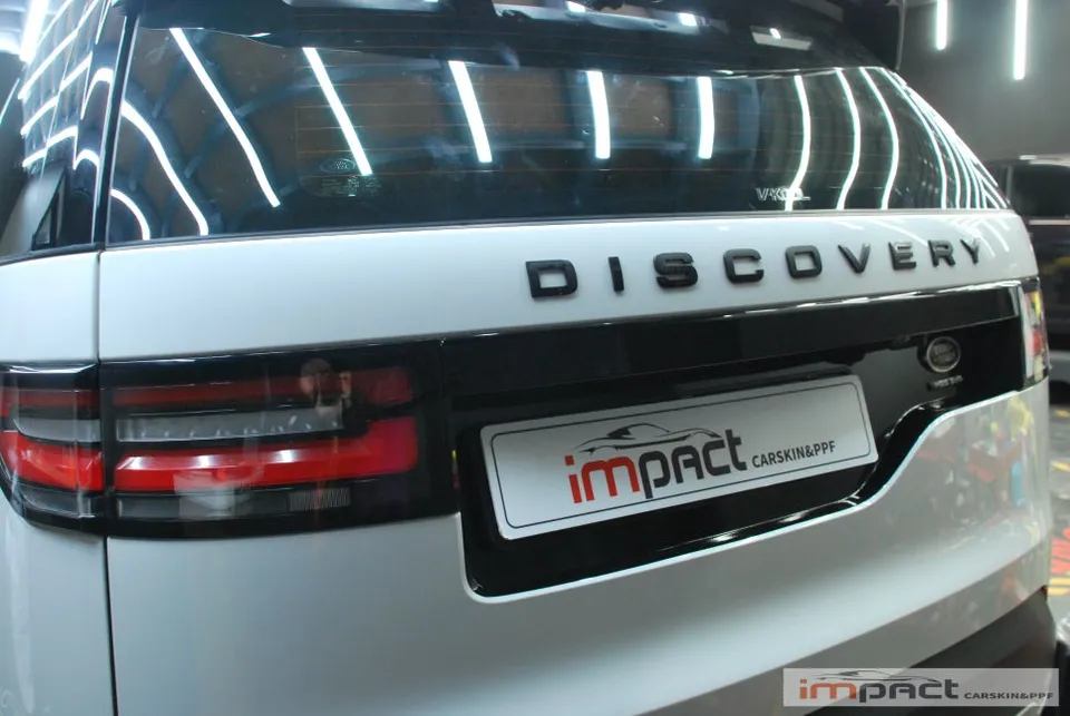 Land Rover Discovery 5のカーラッピング事例｜ブラックパック 施工写真 4-2