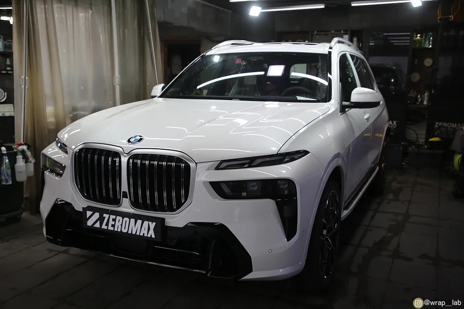 BMW X7のカーラッピング事例｜クローム部分をブラック化 施工写真 1-1