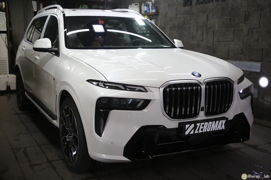 BMW X7のカーラッピング事例｜クローム部分をブラック化 施工写真 2-1