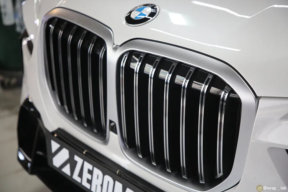 BMW X7のカーラッピング事例｜クローム部分をブラック化 施工写真 3-1