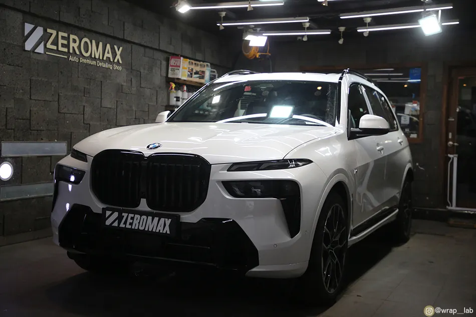 BMW X7のカーラッピング事例｜クローム部分をブラック化 施工写真 1-2