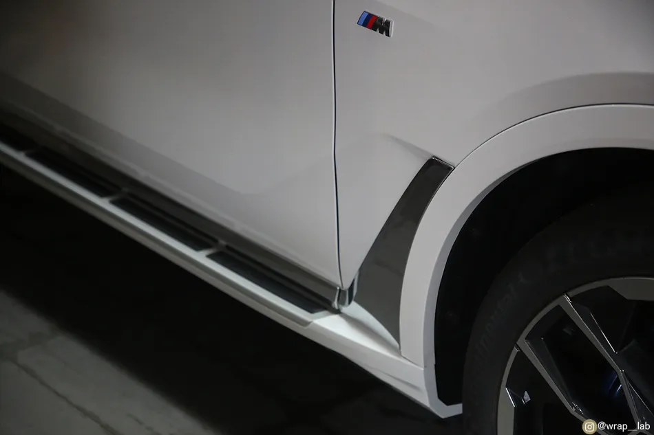 BMW X7のカーラッピング事例｜クローム部分をブラック化 施工写真 2-2