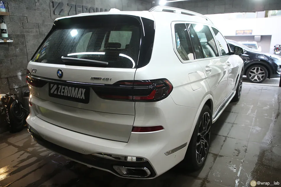 BMW X7のカーラッピング事例｜クローム部分をブラック化 施工写真 2-3