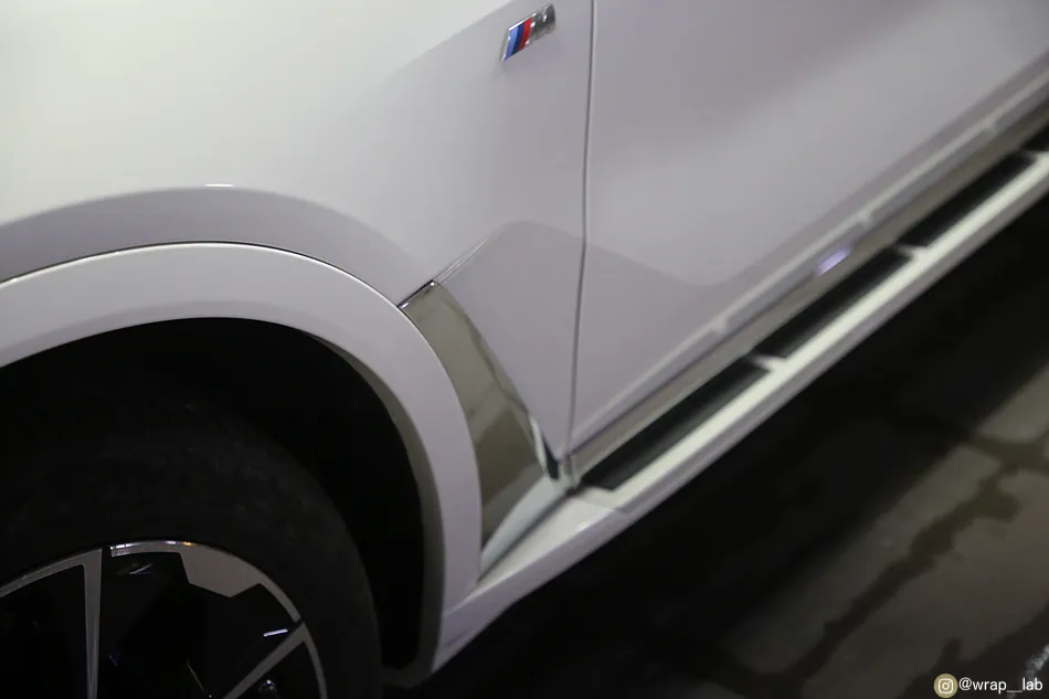 BMW X7のカーラッピング事例｜クローム部分をブラック化 施工写真 3-3