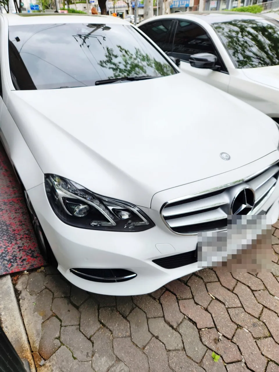Mercedes-Benz Eクラスのカーラッピング事例｜費用目安・仕上がり 写真