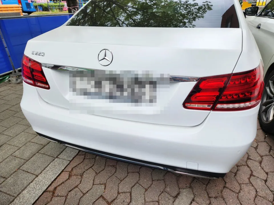 Mercedes-Benz Eクラスのカーラッピング事例|費用目安・仕上がり 施工写真 1-1