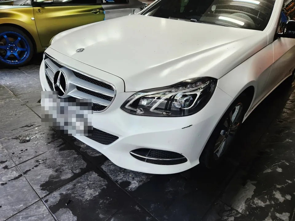 Mercedes-Benz Eクラスのカーラッピング事例|費用目安・仕上がり 施工写真 2-1