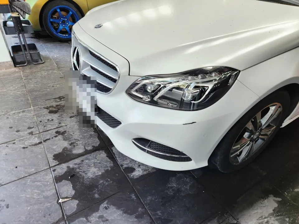 Mercedes-Benz Eクラスのカーラッピング事例|費用目安・仕上がり 施工写真 3-1