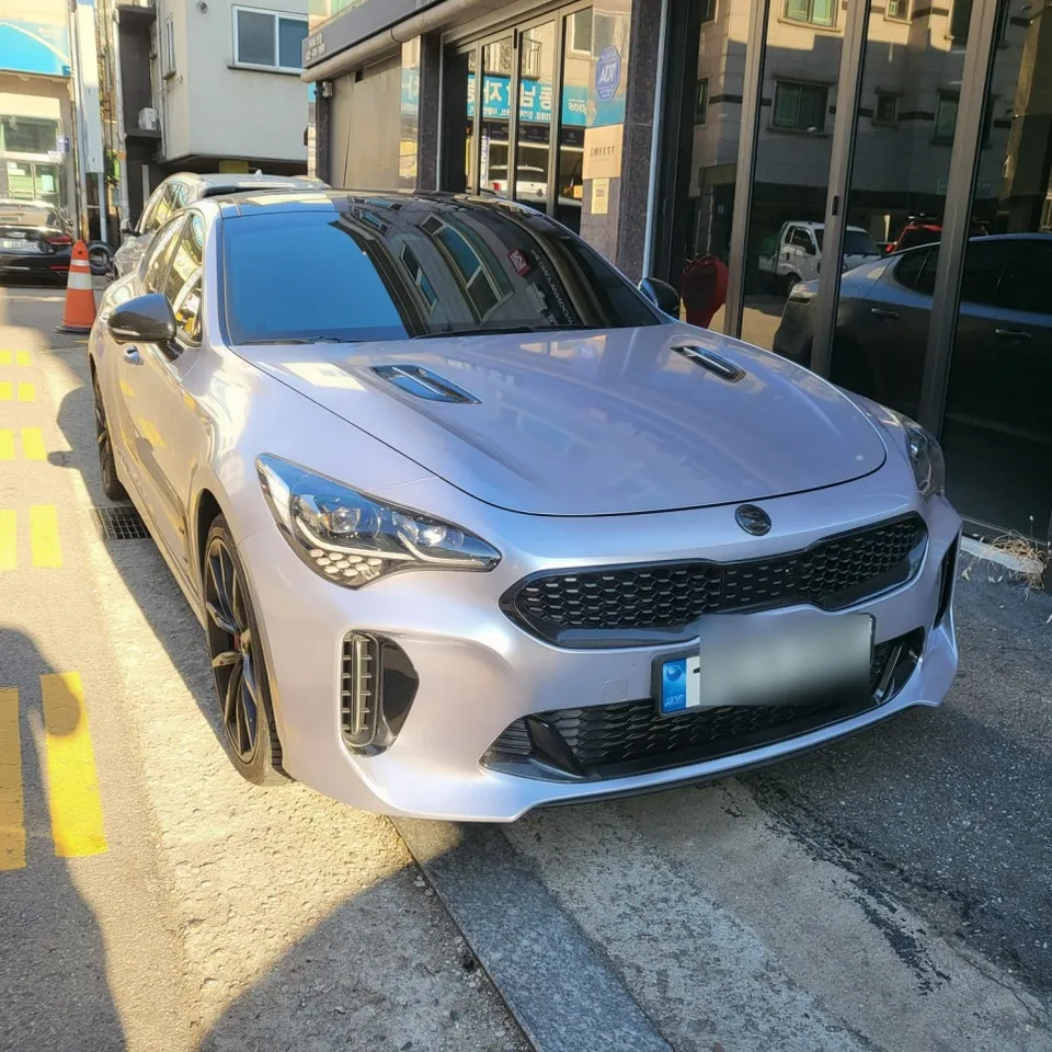 Kia Stingerのカーラッピング事例|2年後の剥離と仕上がり 施工写真 1-1