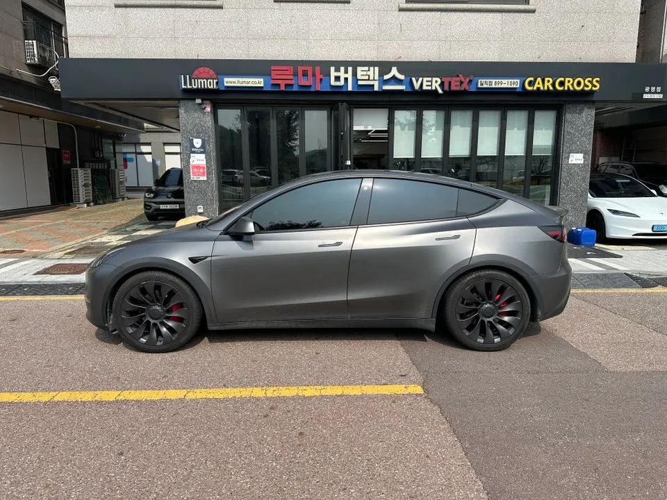 Tesla Model Yのカーラッピング事例|費用目安・仕上がり 施工写真 2-1