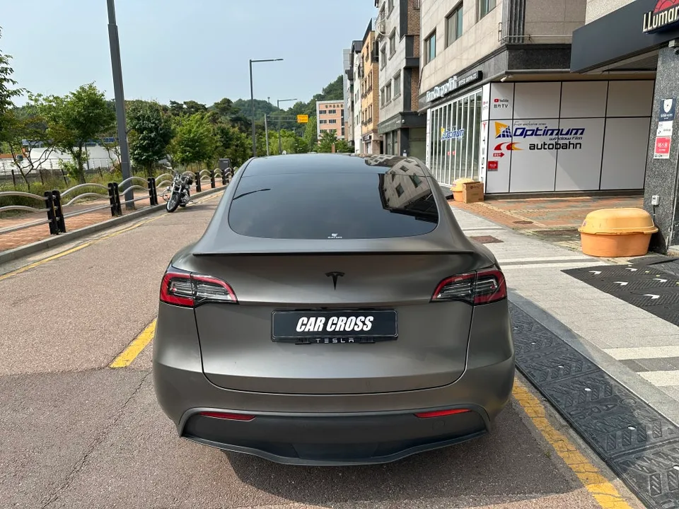 Tesla Model Yのカーラッピング事例|費用目安・仕上がり 施工写真 3-1
