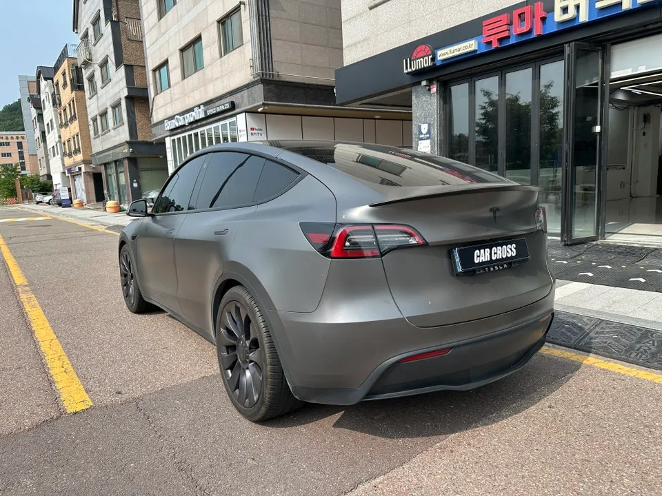 Tesla Model Yのカーラッピング事例|費用目安・仕上がり 施工写真 1-2