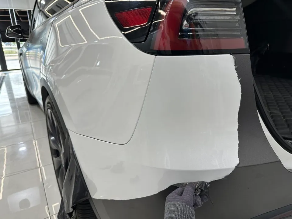 Tesla Model Yのカーラッピング事例|費用目安・仕上がり 施工写真 3-2