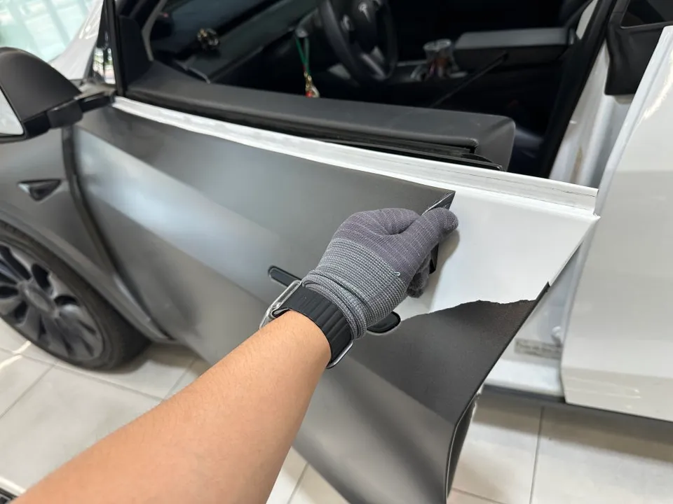 Tesla Model Yのカーラッピング事例|費用目安・仕上がり 施工写真 2-3