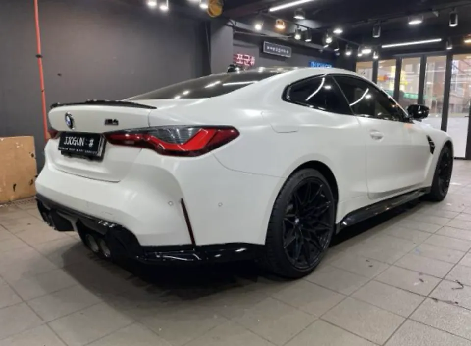 BMW M4のカーラッピング事例|サテンブラックの高級感 施工写真 3-1