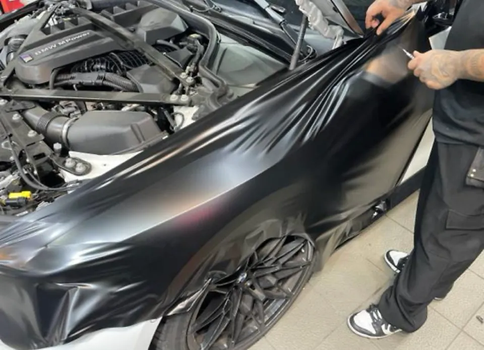 BMW M4のカーラッピング事例|サテンブラックの高級感 施工写真 1-2
