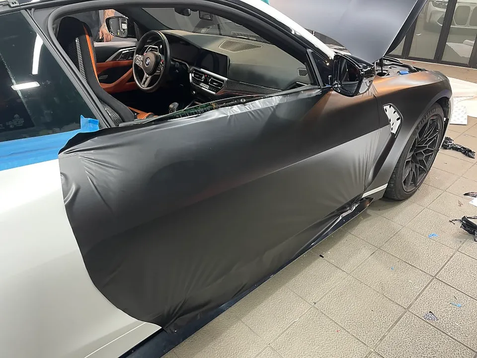 BMW M4のカーラッピング事例|サテンブラックの高級感 施工写真 1-3