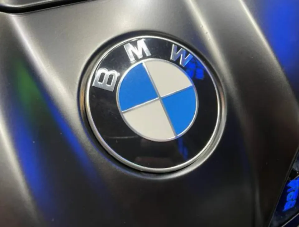 BMW M4のカーラッピング事例|サテンブラックの高級感 施工写真 2-3